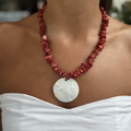 Coral Rojo con broche bañado en oro